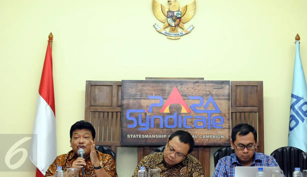 Anggota Komisi XI DPR RI, Andreas Eddy Susetyo (kiri) berbicara pada diskusi bersama PARA Syndicate di Jakarta, Jumat (22/4/2016). Diskusi membahas RUU Tax Amnesty vs Skandal Panama Papers: Quo Vadis Reformasi Pajak. (Liputan6.com/Helmi Fithriansyah)