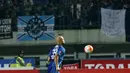 Sergio van Dijk saat mengumpan bola dengan dada pada laga Torabika SC 2016 di Stadion GBLA, Bandung, Sabtu (2/7/2016). Persib menang 3-2. (Bola.com/Nicklas Hanoatubun)