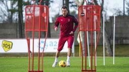 Striker baru AC Milan, Mario Mandzukic, melakukan latihan perdana di Pusat Latihan AC Milan, Selasa (19/1/2021). Kehadiran Striker veteran asal Kroasia ini akan menambah ketajaman lini depan AC Milan. (Spada/LaPresse via AP)