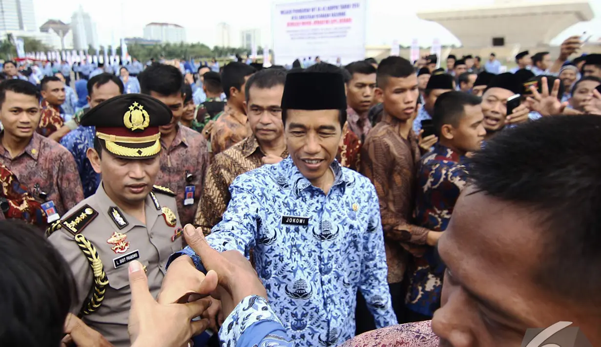 Usai upacara, para PNS berebut untuk bersalaman dengan Presiden Jokowi, Jakarta, Senin (1/12/2014). (Liputan6.com/Faizal Fanani)
