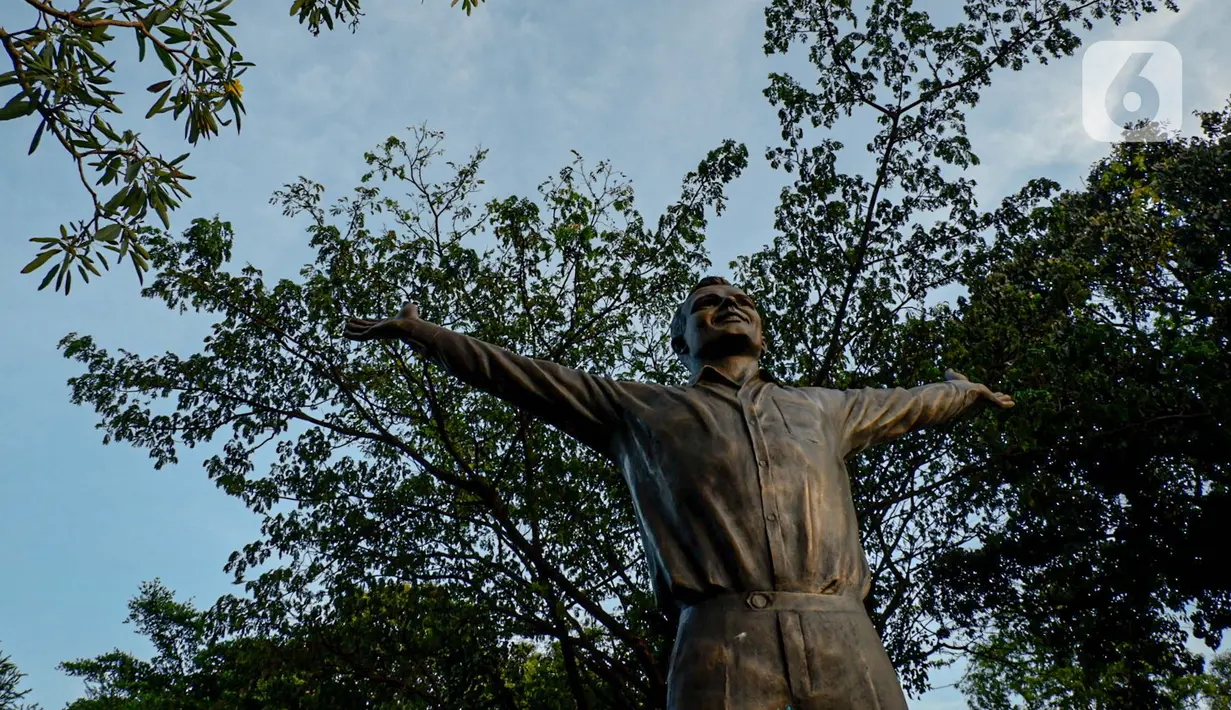 Patung Kosmonaut Rusia Yuri Alekseyevich Gagarin atau akrab disebut Yuri Gagarin yang diletakkan di Taman Mataram, Kebayoran Baru, Jakarta, Minggu (14/3/2021). Pemerintah Rusia menghadiahkan patung itu kepada pemerintah Indonesia sebagai simbol persahabatan kedua negara. (Liputan6.com/Faizal Fanani)
