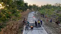 Pembangunan dengan rigid beton Jalan Bringin-Boan sepanjang 5,5 Km dengan lebar 4 meter, dibiayai dari pos Dana Alaokasi Umum (DAU) dengan pagu anggaran mencapai Rp14,7 miliar. Jalan tersebut ditargetkan rampung pada akhir Desember 2024. (Istimewa)