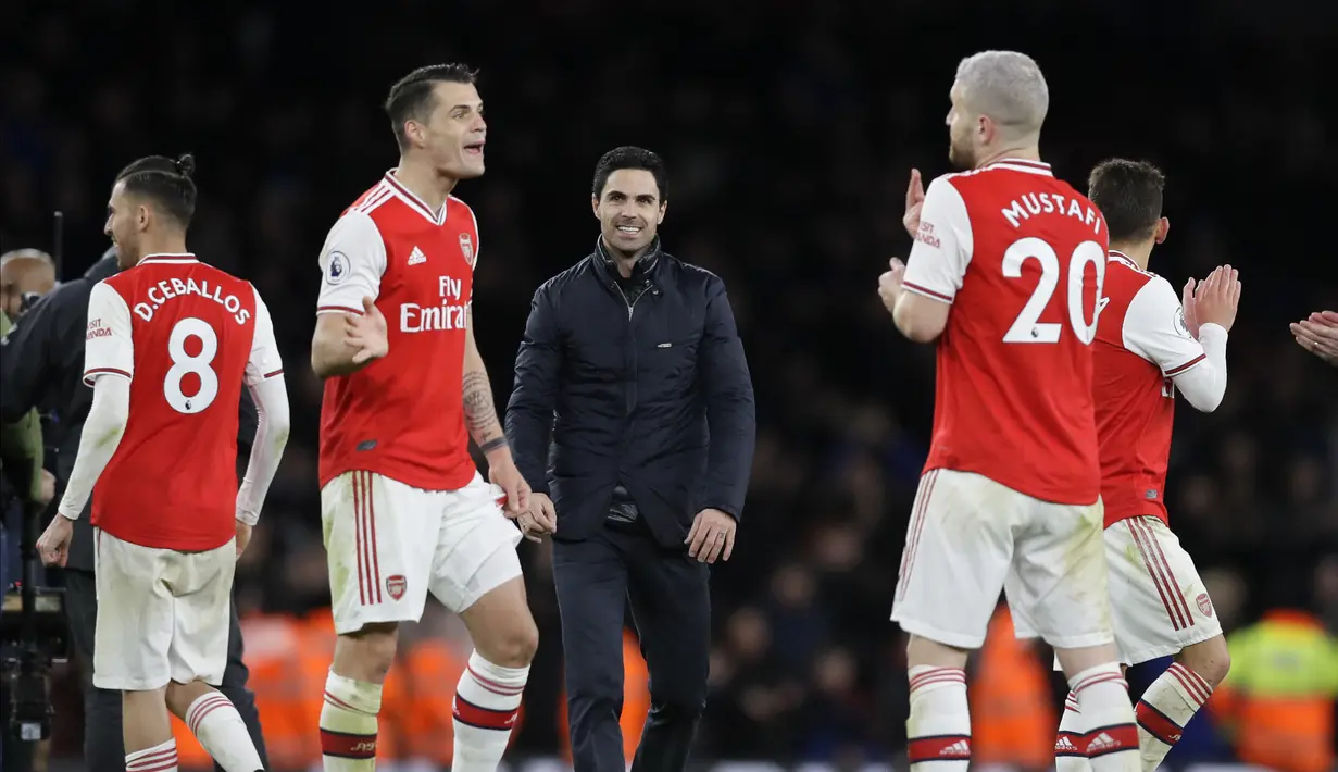 Ekspresi pelatih Arsenal Mikel Arteta (tengah) dan para pemainnya usai mengalahkan Everton pada pertandingan Liga Inggris di Emirates Stadium, London, Minggu (23/2/2020). Arsenal menang 3-2. (AP Photo/Kirsty Wigglesworth)