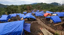 Puluhan bangunan rumah Suku Baduy Luar yang dibangun sementara menggunakan tenda di Kampung Cisaban II, Desa Kanekes, Banten, Kamis (01/6). Mereka mendapat bantuan dari Kemensos untuk membangun rumah mereka yang terbakar. (Liputan6.com/Fery Pradolo)