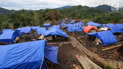 Puluhan bangunan rumah Suku Baduy Luar yang dibangun sementara menggunakan tenda di Kampung Cisaban II, Desa Kanekes, Banten, Kamis (01/6). Mereka mendapat bantuan dari Kemensos untuk membangun rumah mereka yang terbakar. (Liputan6.com/Fery Pradolo)