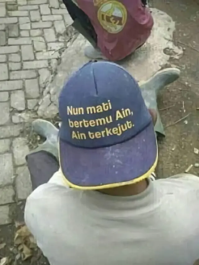 6 Tulisan di Topi Ini Nyeleneh Banget, Bikin Tepuk Jidat