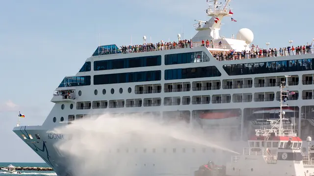 20160501-Setelah Setengah Abad Dilarang, Kapal Pesiar AS Bisa Masuk ke Kuba-Miami