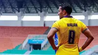 Ezra Walian mengaku kubu PSM takut dengan tendangan mautnya. (Bola.com/Gatot Sumitro)