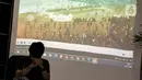 Gambar kerusuhan tragedi Kanjuruhan diperlihatkan saat Komnas HAM menyampaikan keterangan terkait kesimpulan dari hasil penyelidikan di Gedung Komnas HAM, Jakarta, Rabu (2/11/2022). Dari penyelidikan, Komnas HAM mengatakan pengawas pertandingan atau match commisioner tidak mengetahui kalau penggunaan gas air mata dilarang dalam pengamanan pertandingan bola. (Liputan6.com/Faizal Fanani)