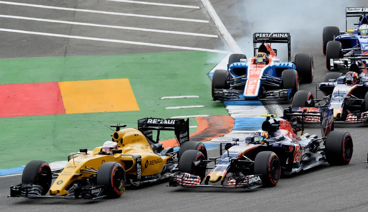 Para pebalap saat memasuki salah satu tikungan dalam balapan F1 GP Jerman di Sirkuit Hockenheim, (31/7/2016). (AFP/Thomas Kienzle)