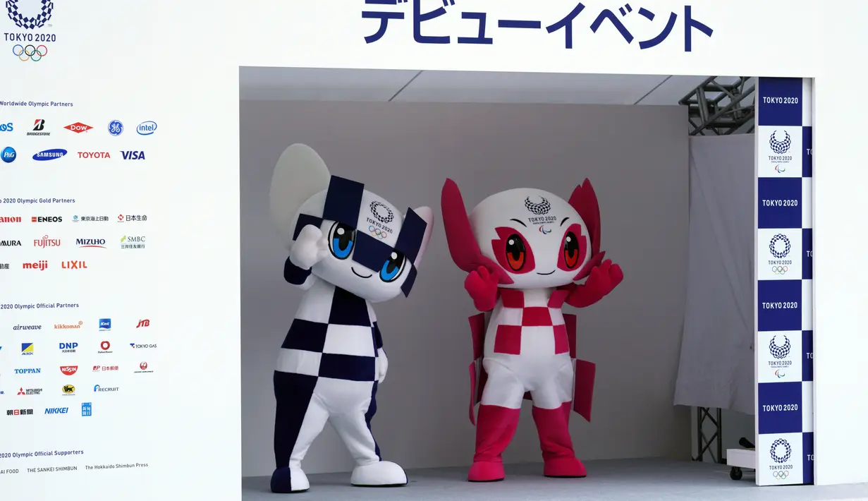 Maskot Olimpiade dan Paralimpik Tokyo 2020, Miraitowa (kiri) dan Someity (kanan) dalam acara debut mereka di Tokyo, Jepang, Minggu (22/7). Desain Miraitowa dan Someity dipilih oleh anak-anak sekolah dasar di Jepang. (AP Photo/Eugene Hoshiko)