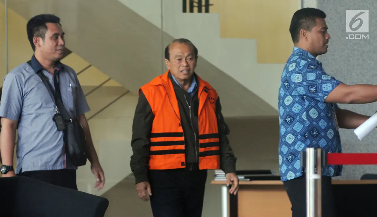 Tersangka kontraktor Susilo Prabowo usai menandatangani berkas P21 di Gedung KPK, Jakarta, Jumat (3/8). Susilo segera disidangkan terkait dugaan suap pada Wali Kota Blitar M Samanhudi Anwar dan Bupati Tulungagung Syahri Mulyo. (Merdeka.com/Dwi Narwoko)
