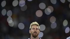 Bintang Argentina, Lionel Messi terlihat berdoa sebelum laga melawan Uruguay pada babak kualifikasi piala Dunia Rusia 2018 di Mendoza, Argentina, (2/9/2016) dini hari WIB. (AFP/Juan Mabromata)