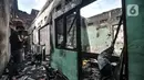 Awak media mengambil gambar di lokasi kebakaran yang melanda rumah kontrakan di Jalan Pisangan Baru III, RT 006/010, Matraman, Jakarta, Kamis (25/3/2021). Kebakaran yang diduga terjadi karena korsleting listrik tersebut menghanguskan 5 rumah kontrakan. (merdeka.com/Iqbal S. Nugroho)