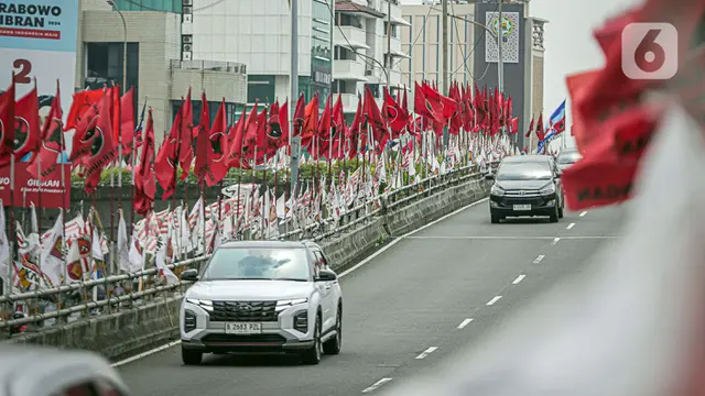 Bendera Partai di Flyover Jakarta
