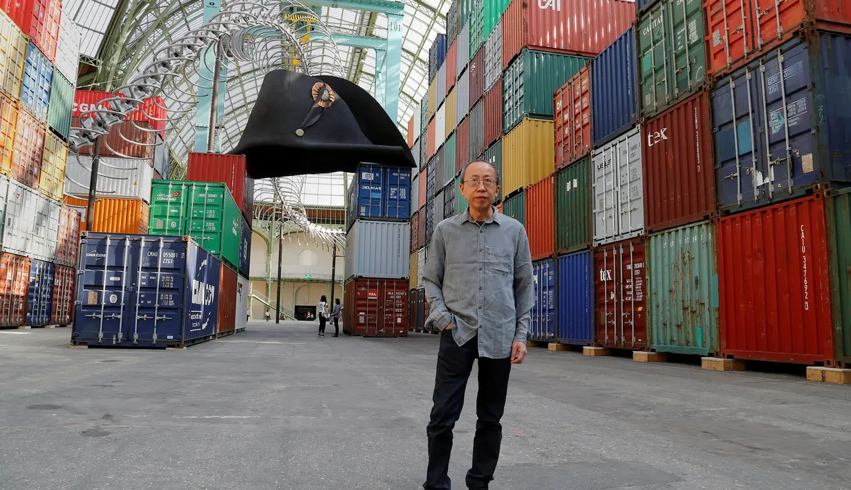 Seniman asal China, Huang Yong Ping saat mengenalkan instalasi seni dari kerangka ular di pameran Monumenta di Grand Palais, Paris , Prancis , 8 Mei 2016. Hari ini merupakan pembukaan umum instalasi seni milik Huang Yong Ping. (REUTERS / Jacky Naegelen)