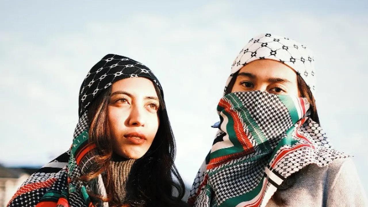 Potret Azizah Salsha Kenakan Scarf Bendera Palestina, Warganet Salah Fokus Tanya Kehamilan