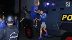 Pelatih Persib, Mario Gomez (kedua kanan) bersama Jonathan Bauman turun dari kendaraan taktis jelang latihan resmi di Stadion PTIK, Jakarta, Jumat (29/6). Persib akan melakoni laga tandang melawan Persija, Sabtu (30/6). (Liputan6.com/Helmi Fithriansyah)
