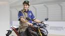 Valentino Rossi berpose di atas motor baru Yamaha, Xabre, saat peluncurannya di The Mulia Resort, Bali, Selasa (26/1/2016). (Bola.com/Vitalis Yogi Trisna)