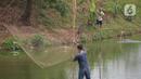 Warga sekitar Situ Gintung mencari ikan Nila, Mujahir, Gabus mengunakan jaring dan jala di cirendeu, Ciputat Timur, Tangerang Selatan, Banten, Kamis (13/8/2020). Selain dimanfaatkan warga mencari ikan Situ Gintung juga sebagai objek wisata ekonomis. (merdeka.com/Dwi Narwoko)