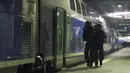 Pasukan National Gendarmerie Intervention Group (GIGN) saat melakukan latihan serangan teroris di la Gare Montparnasse, Paris (20/4). Dalam latihan tersebut Menteri Dalam Negeri Prancis Bernard Cazeneuve ikut ambil bagian. (REUTERS/MIGUEL MEDINA)