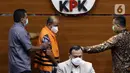Bupati Pemalang periode 2021-2026, Mukti Agung Wibowo (kedua kiri) saat dihadirkan dalam rilis penetapan penahanan tersangka di Gedung KPK, Jakarta, Jumat (12/8/2022). Mukti Agung Wibowo ditangkap KPK atas dugaan suap dan pungutan tidak sah terkait jual-beli jabatan di lingkungan Pemkab Pemalang tahun 2021-2022. (Liputan6.com/Helmi Fithriansyah)