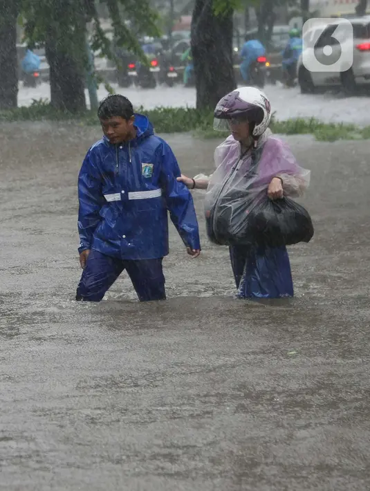 Puluhan petugas gabungan dikerahkan untuk mengatasi genangan air di kawasan tersebut. (merdeka.com/Arie Basuki)