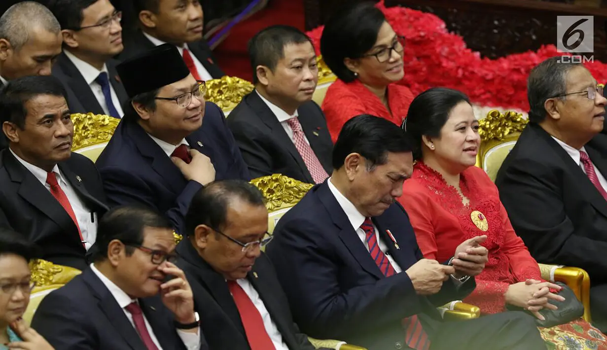 Sejumlah menteri Kabinet saat hadir dalam Sidang Tahunan MPR RI Tahun 2017 yang dibuka oleh Ketua MPR Zulkifli Hasan di Gedung Parlemen Senayan, Jakarta, Rabu (16/08). (Liputan6.com/Johan Tallo)
