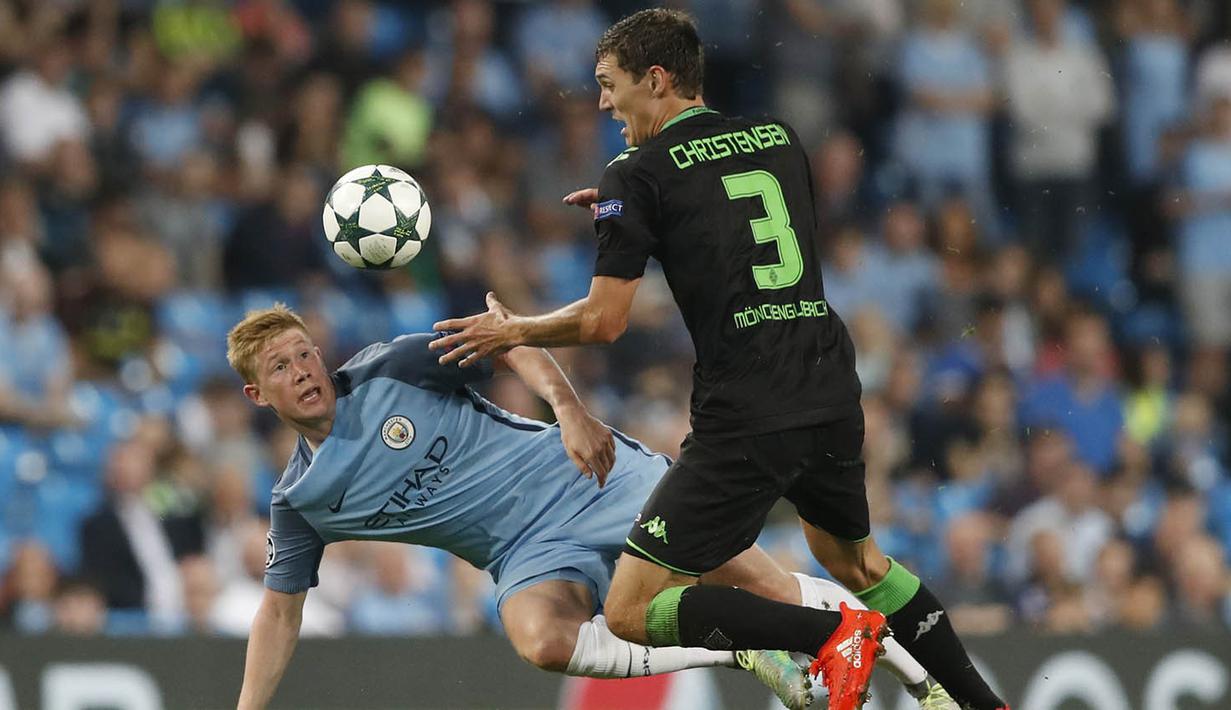 Gelandang Manchester City, Kevin De Bruyne, berebut bola dengan bek Borussia M'Gladbach, Andreas Christensen. The Citizens lebih menguasai jalannya laga, dengan catatan penguasaan bola mencapai 61 persen. (Reuters/Carl Recine)