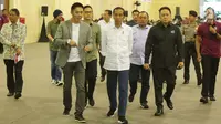 Presiden Joko Widodo (Jokowi) mengunjungi stan yang ada dalam acara Digital Startup Connect 2018 di Balai Kartini,  Jakarta, Jumat (7/12). Jokowi terlihat didampingi Menkominfo Rudiantara hingga Kepala Bekraf Triawan Munaf. (Liputan6.com/Angga Yuniar)