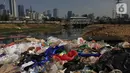 Sampah rumah tangga menumpuk di bantaran Kanal Banjir Barat (KBB) di kawasan Tanah Abang, Jakarta, Jumat (4/9/2019). Perilaku buruk warga yang membuang sampah sembarangan menyebabkan bantaran KBB dipenuhi dengan berbagai jenis sampah hingga menimbulkan bau tak sedap. (Liputan6.com/Immanuel Antonius)