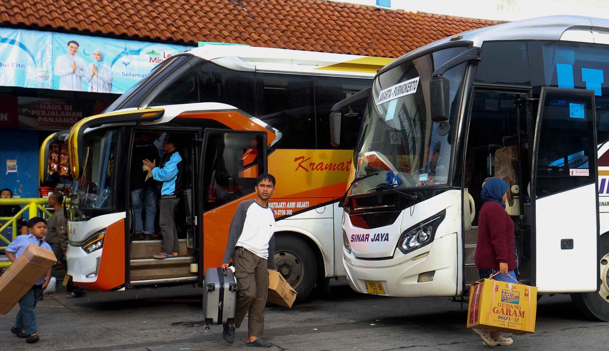 Ribuan penumpang dar berbagai daerah memadati Terminal Kedatangan Terminal Kampung Rambutan, Jakarta. Tampak dalam foto, penumpang bus Antar Kota Antar Provinsi (AKAP) saat tiba di Terminal Kampung Rambutan, Jakarta Timur, Rabu (25/3/2026). (Kapanlagi.com/Budy Santoso)