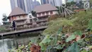 Kondisi pohon bunga yang ada di kolam Hutan Kota GBK, Jakarta, Selasa (2/7/2019). Kurangnya perawatan berakibat rusaknya beberapa tanaman yang ada di area Hutan Kota GBK. (Liputan6.com/Helmi Fithriansyah)