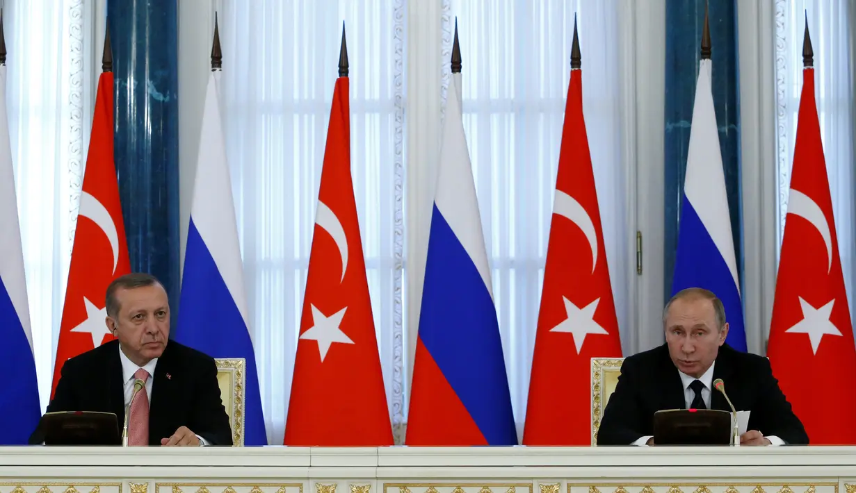 Presiden Rusia, Vladimir Putin bersama dengan Presiden Turki Recep Tayyip Erdogan saat konferensi pers usai pertemuan di St.Petersburg, Rusia, (9/8). (REUTERS/Sergei Karpukhin)