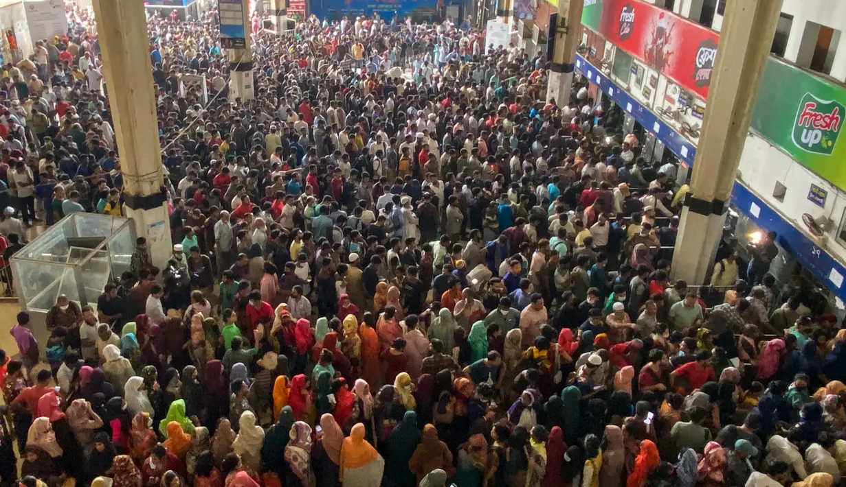 <p>Orang-orang berkerumun membeli tiket di muka untuk melakukan perjalanan ke kampung halaman mereka merayakan Idul fitri di stasiun kereta api di Dhaka, Selasa (26/4/2022).&nbsp; Setiap menjelang perayaan hari besar, seperti Lebaran warga Bangladesh yang merantau ke kota-kota besar akan pulang ke kampung halaman untuk merayakannya bersama sanak keluarga. (Munir uz zaman / AFP)</p>