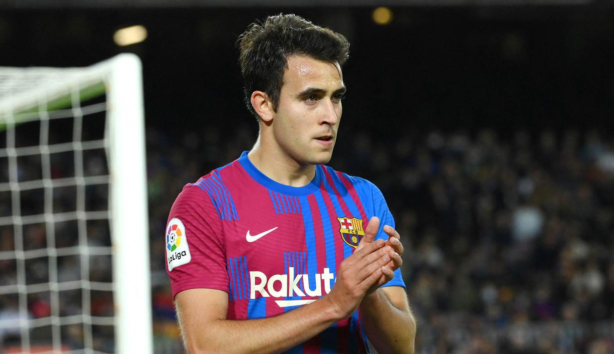Pemain Barcelona, Eric Garcia, saat melawan  Rayo Vallecano pada laga Liga Spanyol di Stadion Camp Nou, (24/4/2022). Eric Garcia gagal bersaing di lini pertahanan Barcelona. Xavi Hernandez bisa saja mendepak Eric karena sang pelatih lebih suka memakai jasa Jules Kounde, Ronaldo Araujo dan Andreas Christensen. (AFP/Lluis Gene)