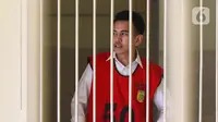 Terdakwa kasus pelanggaran UU ITE Adam Deni berada dalam ruang tahanan Pengadilan Negeri Jakarta Utara, Selasa (7/6/2022). Adam Deni menjalani sidang lanjutan atas dugaan pelanggaran UU ITE yang beragendakan pembacaan nota pembelaan atau pledoi atas tuntutan 8 tahun penjara dari Jaksa Penuntut Umum (JPU). (Liputan6.com/Herman Zakharia)