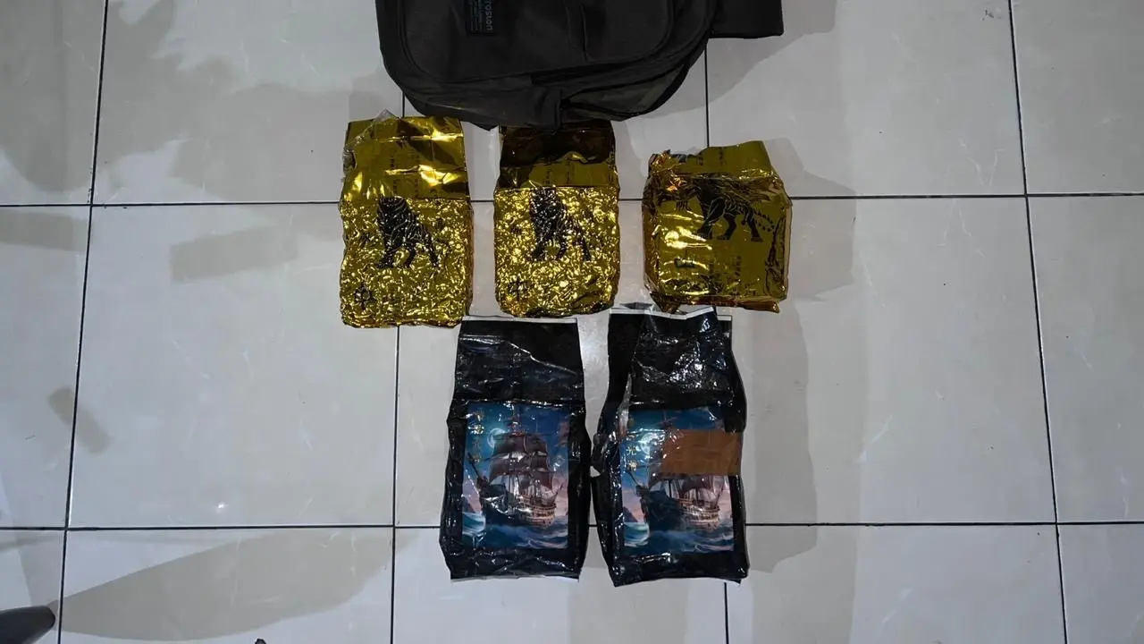 Barang bukti 5 kilogram sabu yang diamankan pihak Polda Riau.