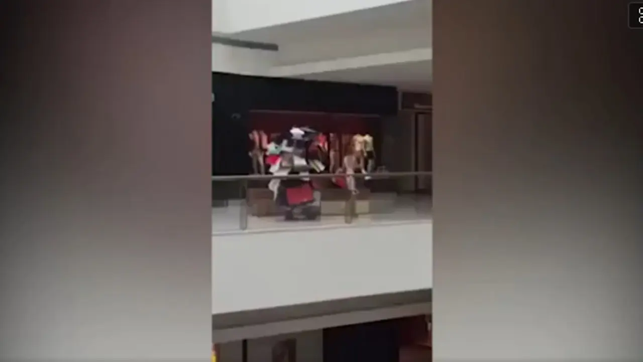 Bawain Belanjaan Istri, Pria Ini Mirip Toko Paper Bag Berjalan
