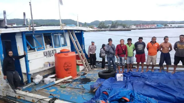 Penangkapan kapal KLM Motor Eka Putri oleh Tim Gabungan yang kedapatan membawa 50 ton amonium nitrat yang diduga akan digunakan sebagai bahan baku pembuatan bom ikan. (Dok KKP)