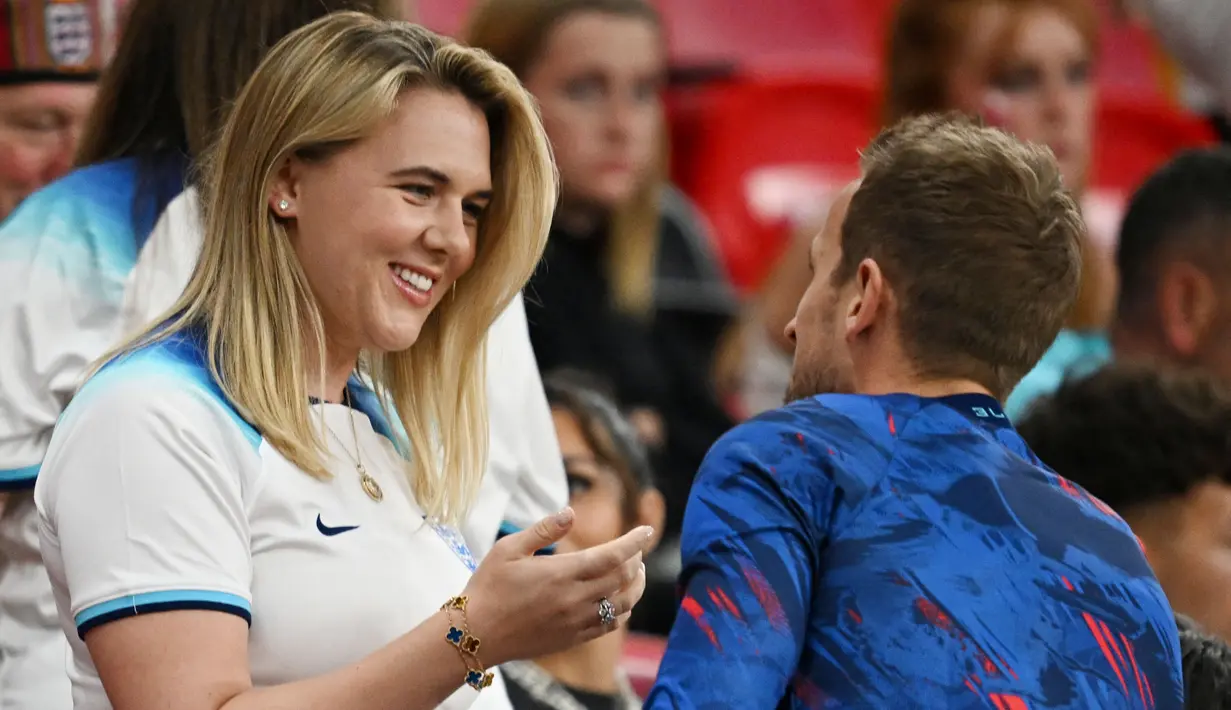 Istri Harry Kane, Katie Goodland, hadir langsung memberikan dukungan saat Timnas Inggris berhadapan dengan Wales pada laga Piala Dunia di Stadion Ahmad Bin Ali, Selasa (29/11/2022). (AFP/Paul Ellis)