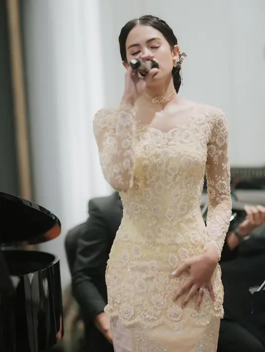 Masih di rangkaian acara pernikahan sang adik, Maudy Ayunda terlihat dibalut kebaya yang berbeda. Ia cantik mengenakan kebaya kuning yang sederhana, namun memikat. [Foto: Instagram/maudyayunda]