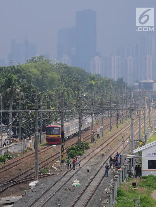 KRL melintas di jalur dwiganda atau double-double track (DDT) kawasan Jatinegara, Jakarta, Jumat (12/4). DDT Jatinegara-Cakung memiliki panjang 9,5 kilometer dari panjang lintas DDT Manggarai-Cikarang yakni 35 Km. (Liputan6.com/Herman Zakharia)