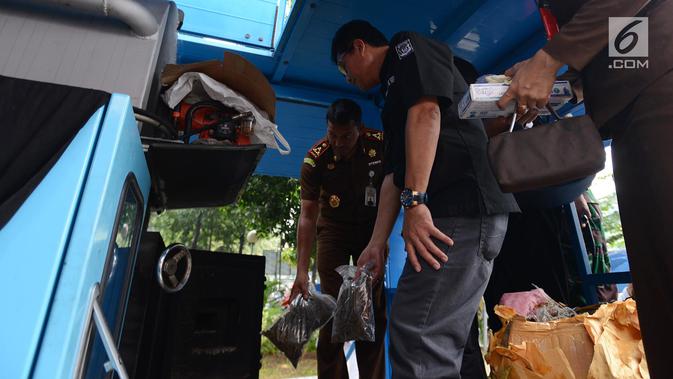 Kepala Kejaksaan Negeri Jakarta Timur, Tengku Rahman memusnahkan narkoba dengan menggunakan mesin, Rabu (24/4). Barbuk yang dimusnahkan berupa senjata api, senjata tajam dan beberapa jenis narkoba hasil pengungkapan kasus hukum di wilayah Jakarta Timur periode 2018-2019. (merdeka.com/Imam Buhori)