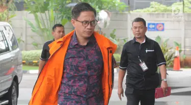 Mantan anggota DPRD Kota Malang, Harun Prasojo tiba untuk menjalani pemeriksaan di Gedung KPK, Jakarta, Senin (12/11). Harun dan dua anggota DPRD Malang kembali diperiksa atas kasus dugaan suap pembahasan APBD-P Tahun  2015. (Merdeka.com/Dwi Narwoko)