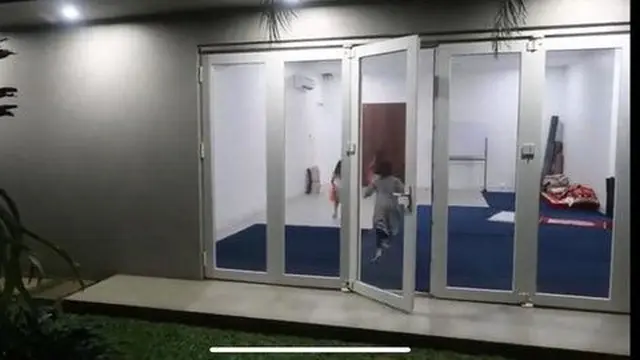 Rumah Dewi Sandra (YouTube/The Sungkar)