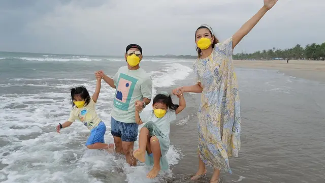 6 Momen Liburan Judika dan Duma Riris di Bali, Ajak Anak Main di Pantai