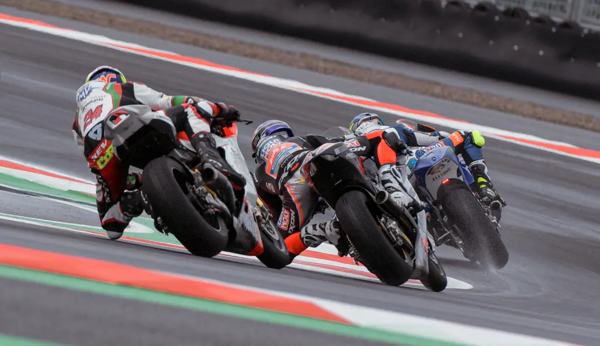Para pebalap berlomba melewati lintasan basah akibat hujan pada sesi latihan bebas hari ke-2 balapan Grand Prix Moto3 di Pertamina Mandalika International Street Circuit, Mandalika, Lombok Tengah, Nusa Tenggara Barat, Sabtu (19/3/2022). (AFP/Sonny Tumbelaka)