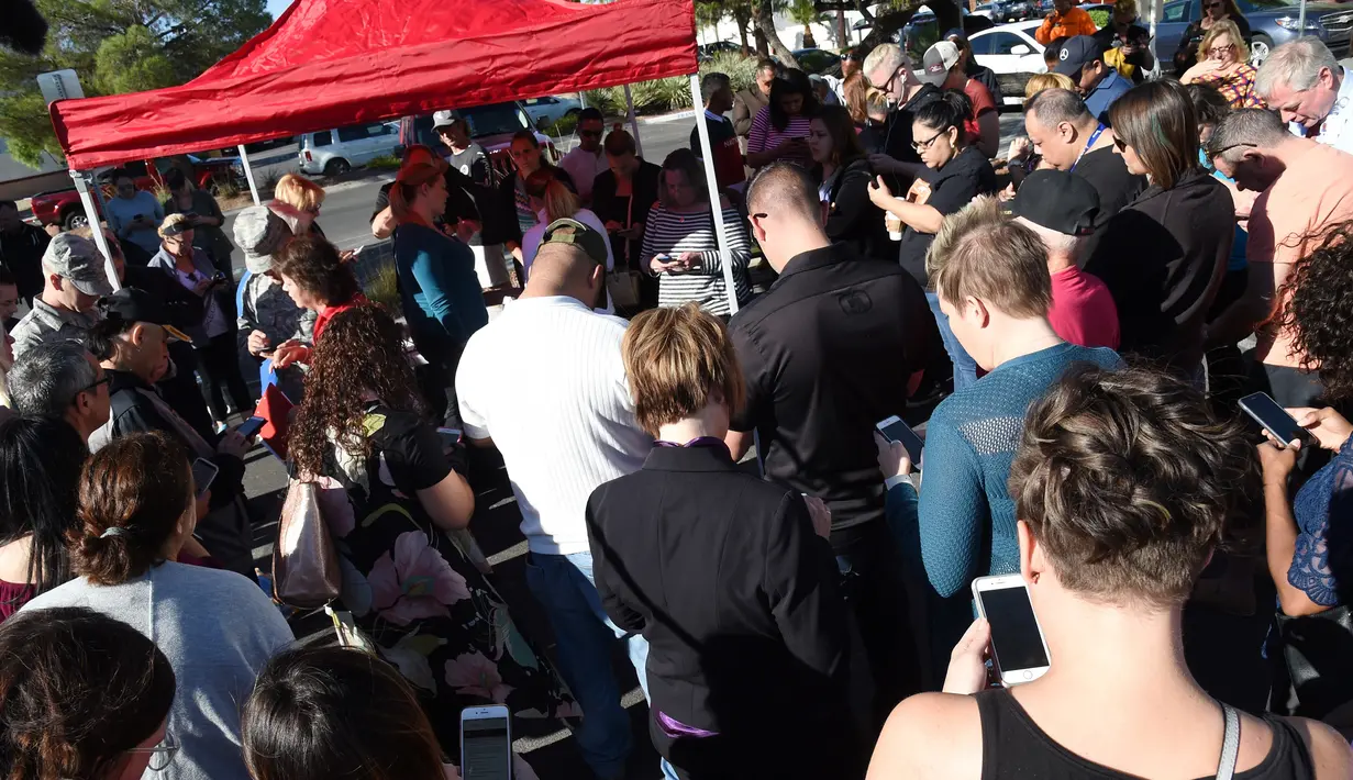 Antrean sejumlah orang untuk donor darah bagi korban luka penembakan Las Vegas di luar bank darah United Blood Service, Nevada, Selasa (3/10). Para pendonor rela mengantre selama berjam-jam untuk menyumbangkan darah mereka. (Ethan Miller/Getty Images/AFP)