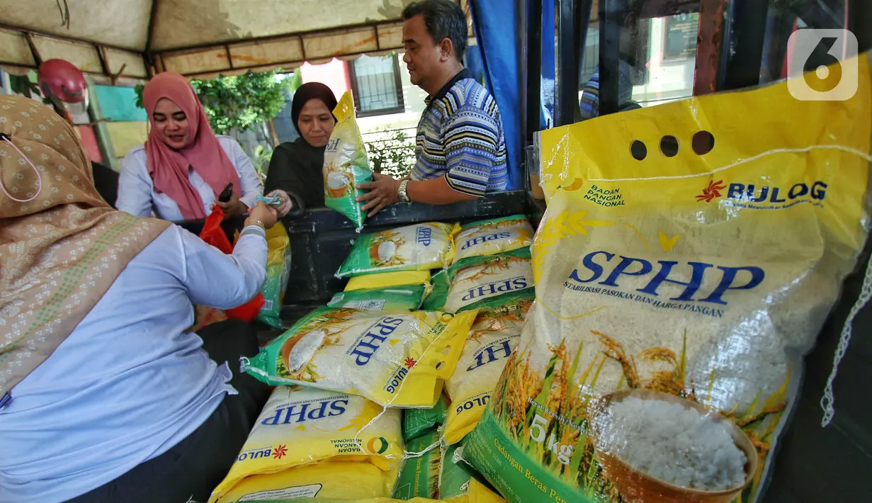 Warga membeli beras bulog program Stabilisasi Pasokan dan Harga Pangan (SPHP) di kelurahan Karang Sari, Kota Tangerang, Rabu (27/9/2023). (Liputan6.com/Angga Yuniar)